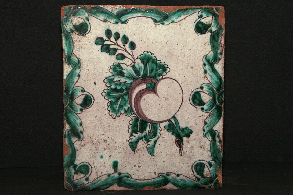 Изразец печной стенной гладкий расписной. Середина XVIII в.