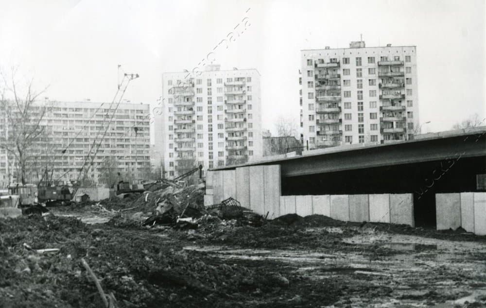 Фотография ч/б. Фрагмент строительства Путепровода - мост через железную дорогу у станции Крюково. Левая часть. Апрель 1995 г. 1995. Курганов Г.И.