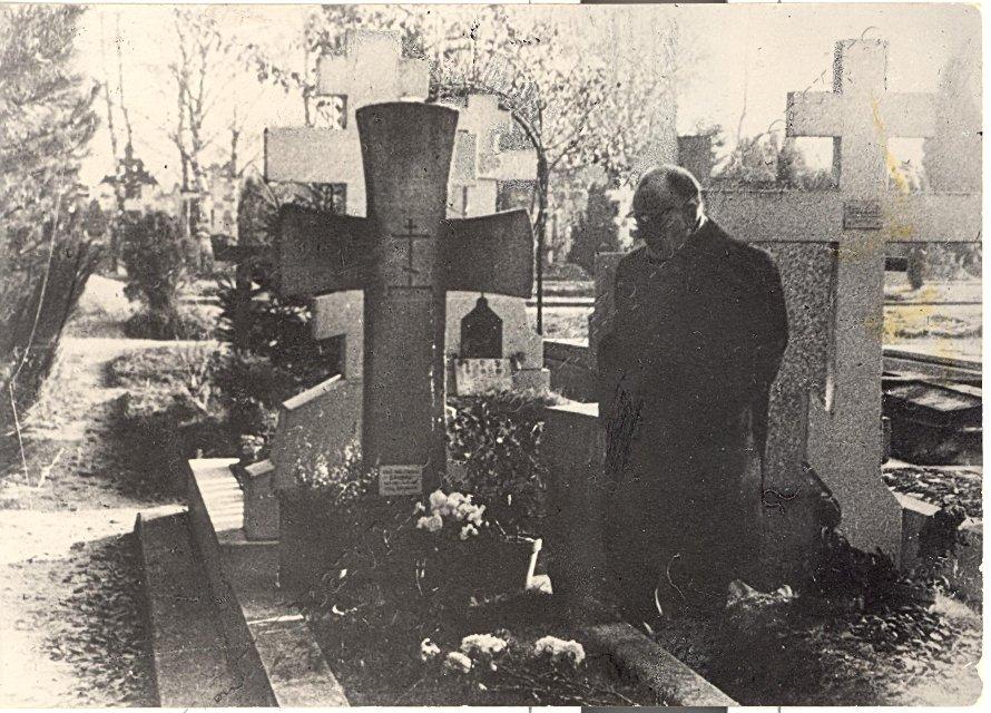 Фотография ч/б. К.Г.Паустовский возлагает цветы на могилу И.А.Бунина. Париж, кладбище Сент-Женевьев де Буа. декабрь 1962г. 1962. Неизвестен