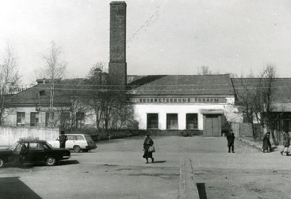 Фотография ч/б. Магазин "Хозяйственные товары" в поселке Крюково. Апрель 1994 г. 1994. Курганов Г.И.