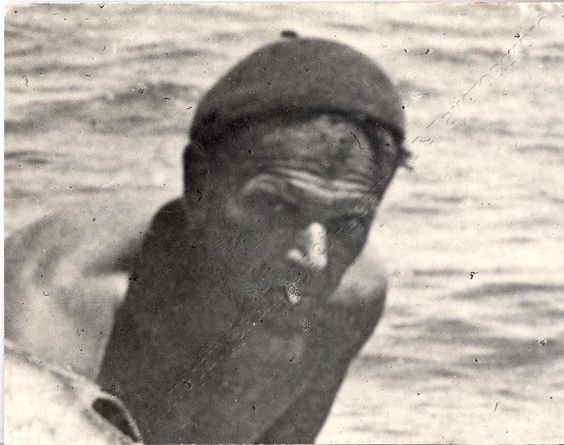 Фотография ч/б. К.Г. Паустовский. В берете черного цвета, с папиросой во рту. Погрудный снимок. Кара-Бугаз, начало 1930-х гг. Начало 1930-х гг.