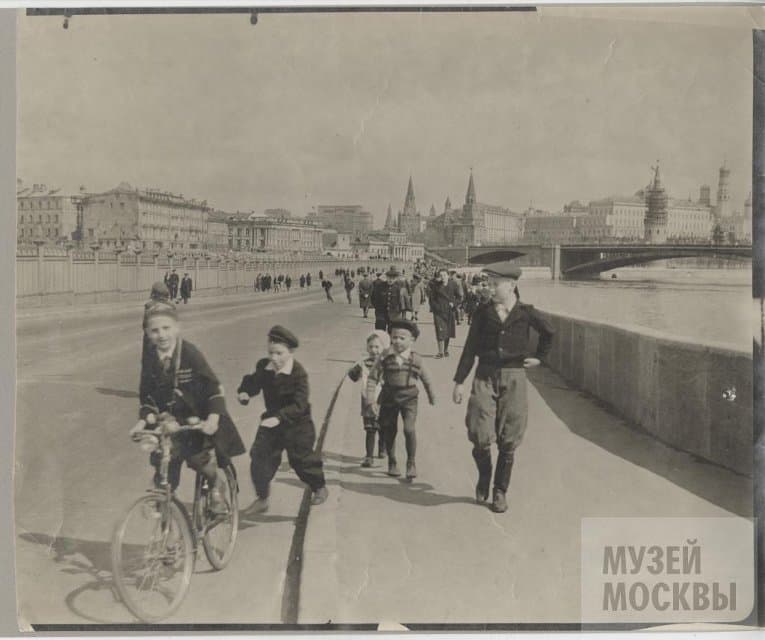 Фотография. Вид на Пречистенскую набережную в сторону Кремля. 2-ая пол. 1940-х - нач. 1950-х гг.