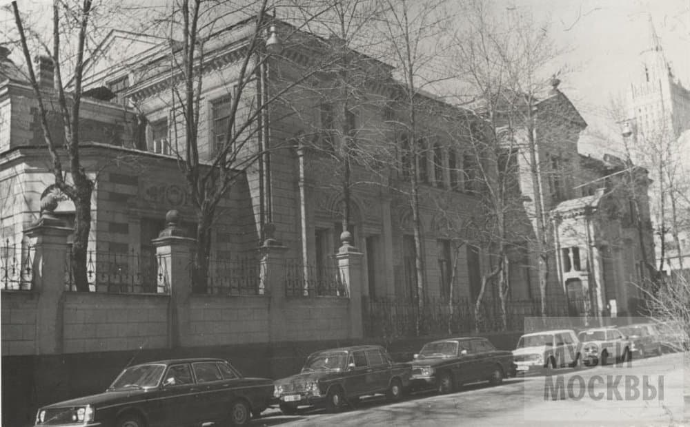 Фотография. Улица Веснина, д.5. Вид на главный фасад здания. май 1976 г. Ефимов Э.В.