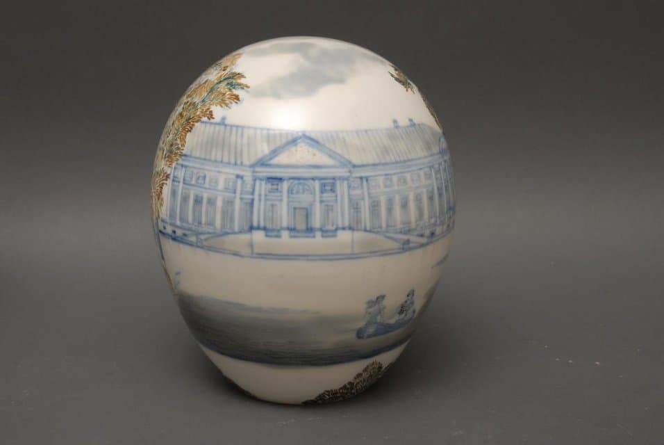 Овоидная форма
с изображением Дворца, Церкви,
Большой Каменной Оранжереи ("Кусково"). 1978 г. Глебова Л.В.