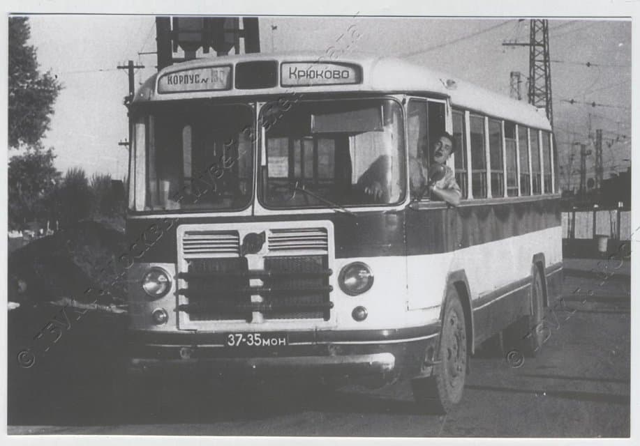 Фотография ч/б. Голубев Б.В. за рулем автобуса (37-35 мон), возле старого перехода у ст. Крюково. 1962-63 гг. 1962-1963