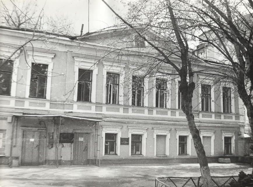 Фотография. Улица Медведева (сейчас Старопименовский переулок), д. 11. Вид на главный фасад здания. Июнь 1986 г. Панков А.С.