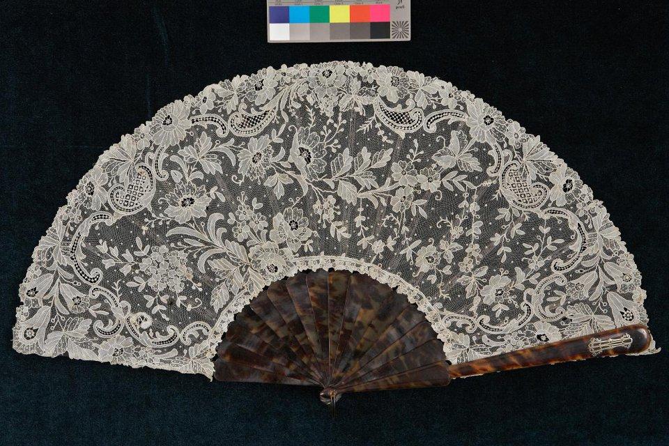 Веер plie` кружевной кремового цвета на черепаховом станке с монограммой. 1890-е годы