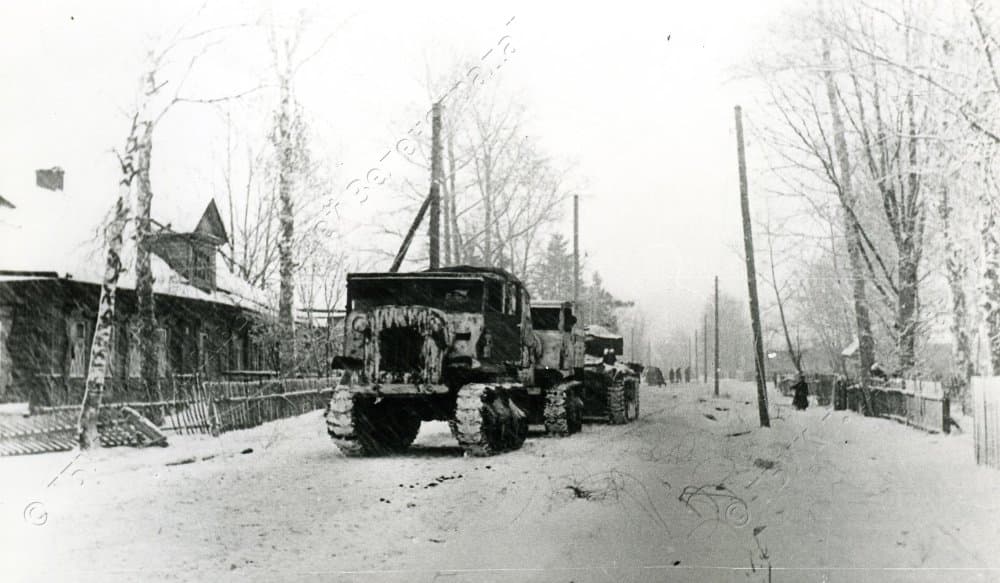 Фотография ч/б. Западный фронт. Разгром немцев под Москвой. Первые трофеи. Разбитая немецкая военная техника вывозится из д.Крюково трофейной командой 8 Гвардейской им. И.В.Панфилова стрелковой дивизии (автомашины на гусеничном ходу). 8 декабря 1941 г. 19