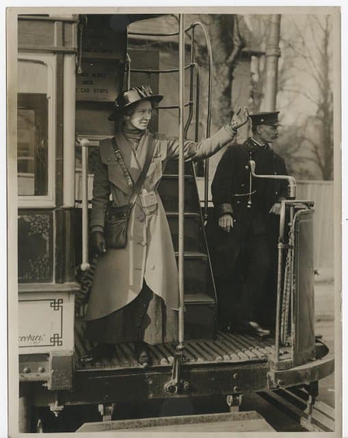 Фотография. В Лондоне девушки начнут работать кондукторами в трамваях. 1915. Неизвестный автор