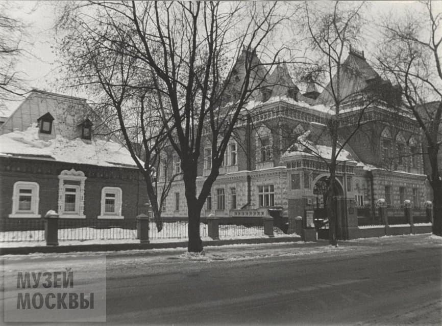 Фотография. Малая Грузинская улица, д.15. Вид на главный фасад здания (новый корпус), флигель (архив) и въездные ворота. Март 1988 г. Панков А.С.