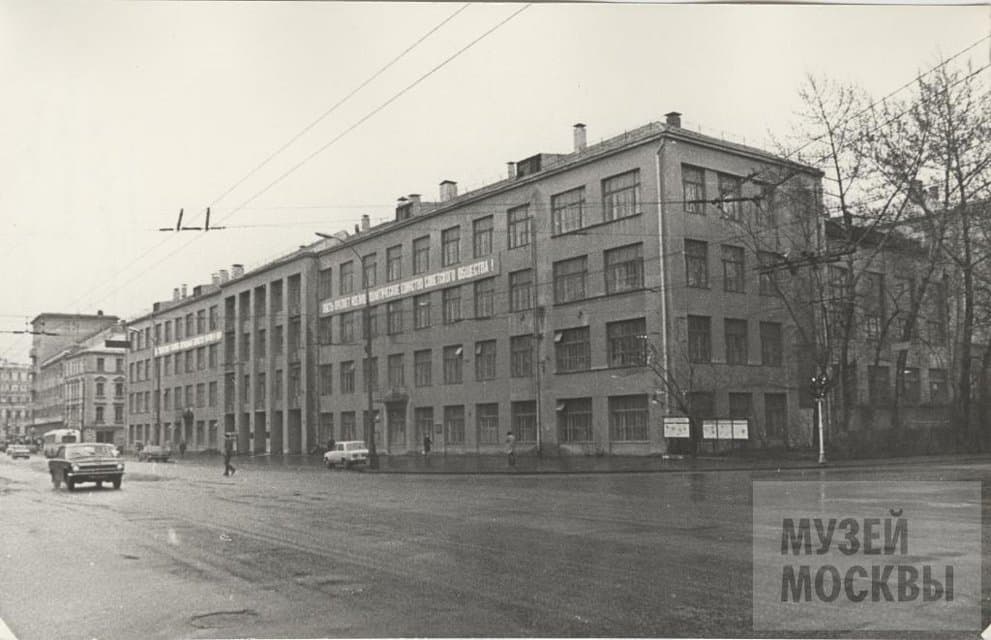 Фотография. Зубовская улица, д.7/26. Вид на главный и боковой фасады здания. Март 1977 г. Ефимов Э.В.