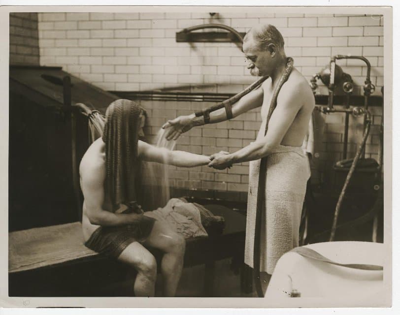 Фотография. Рапные ванны лечат контузии и другие болезни. 1914-1918. Неизвестный автор