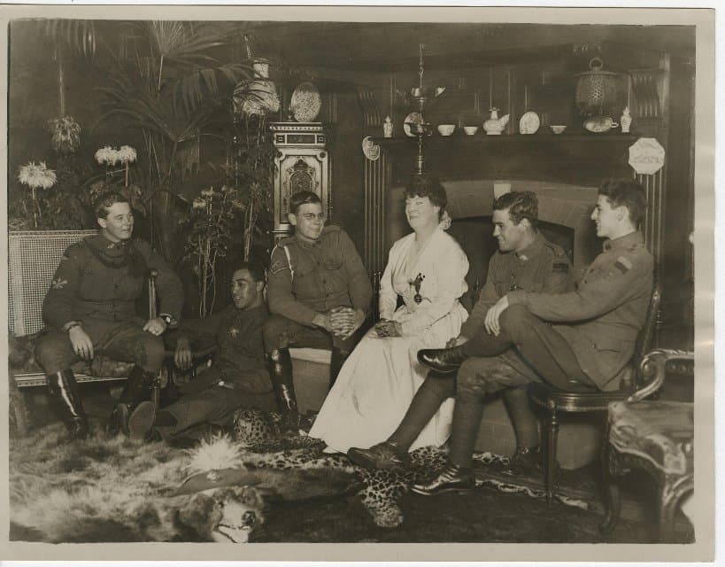 Фотография. Ада Кроссли, известная австралийская певица (контральто), принимает в своем доме раненых ветеранов армейского корпуса Австралии и Новой Зеландии. 1916-1918. Неизвестный автор