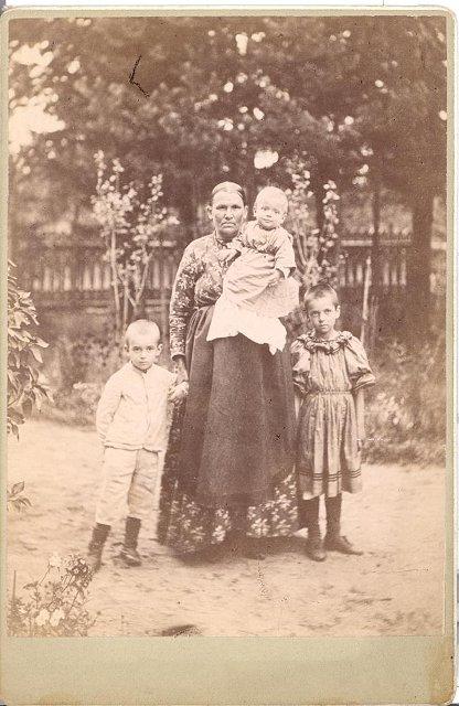 Фотография. Глеб Яковлевич Эфрон, С.Я. Эфрон (с няней), В.Я. Эфрон. 1894 г.