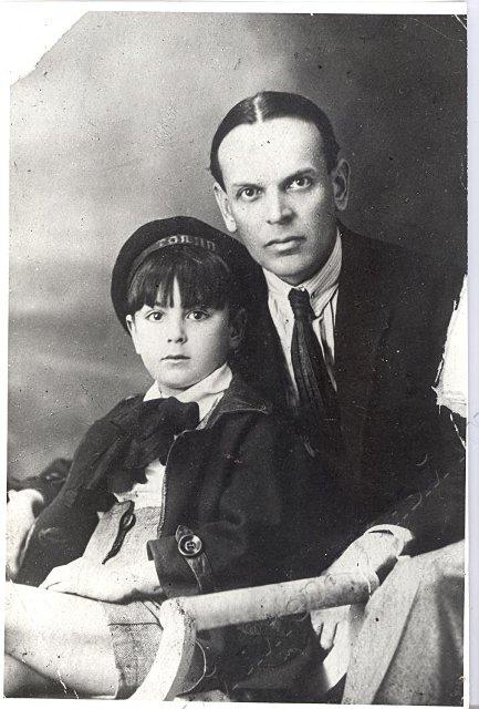 Фотография ч/б. К. Г. Паустовский с сыном Вадимом. Автор фото неизвестен. 1930-е гг. 1930-е