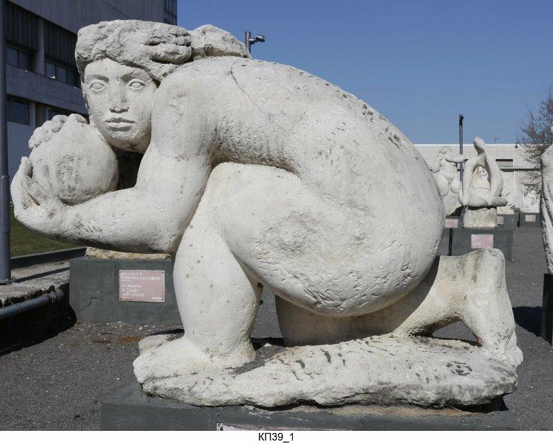 Скульптура "Девушка с мячом". 1998 г. Новиков И.Н.