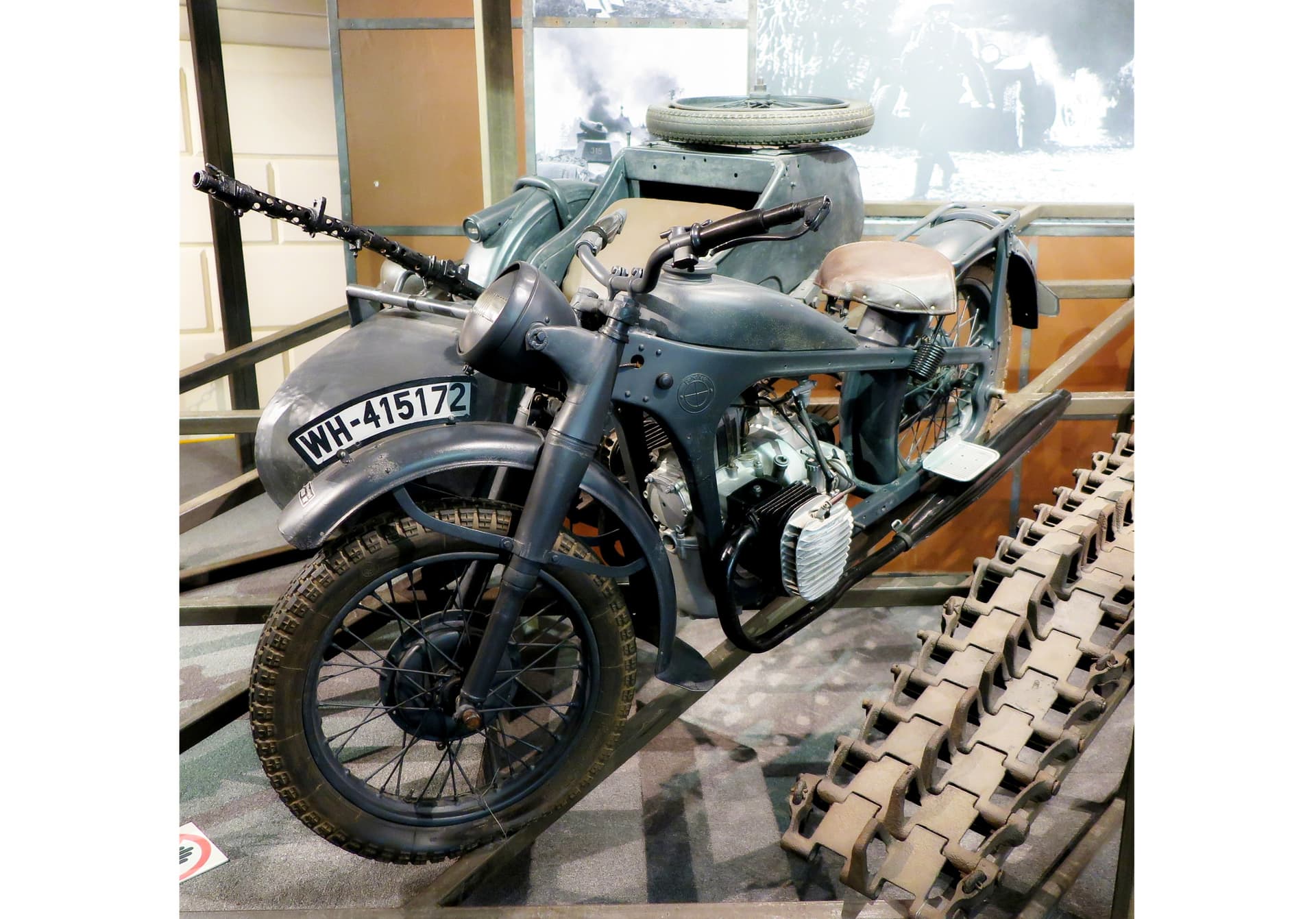 Зал № 1. Армейский мотоцикл Bmw R12 С коляской