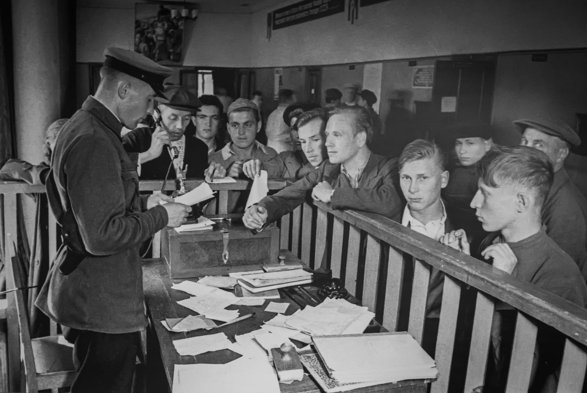 Зал № 1. Фото над витриной 1.3. Военкомат