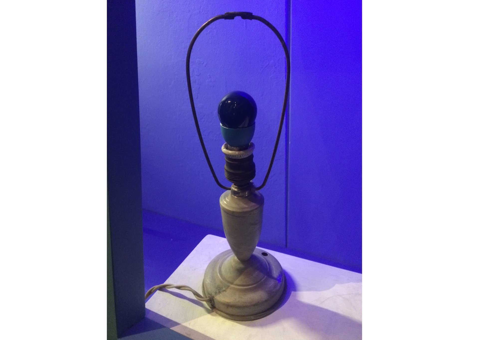 Зал № 2. Синяя лампа для освещения лестничной клетки