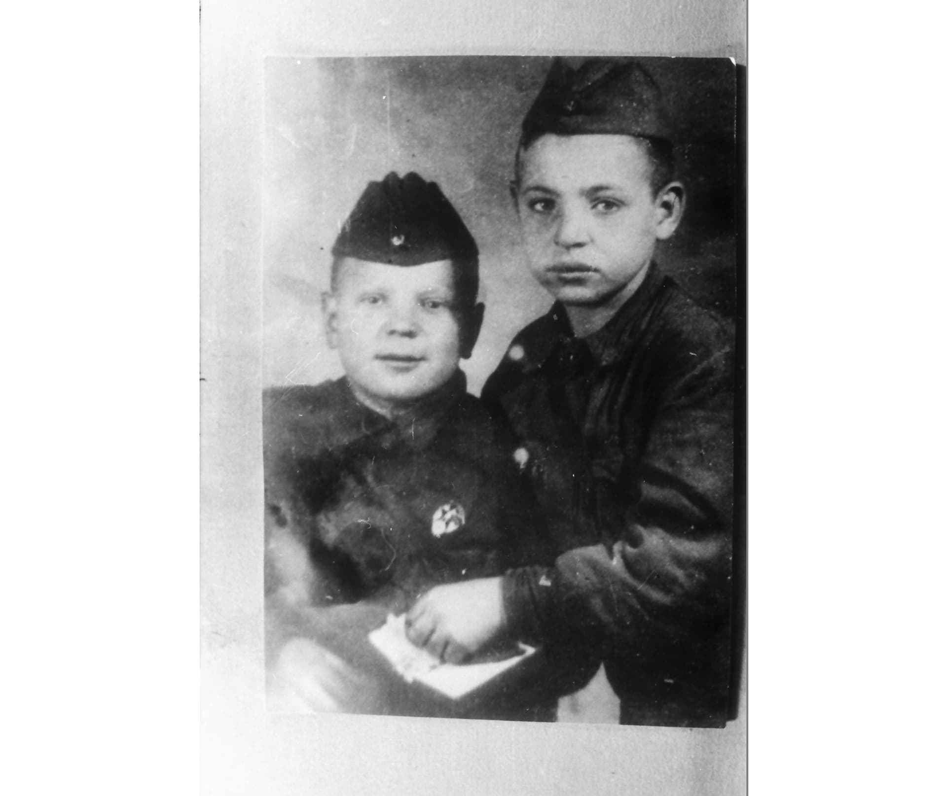 Зал № 3. Сыны полка Витя Кусакин и Сергей Соловьёв. СССР, 1942 г.