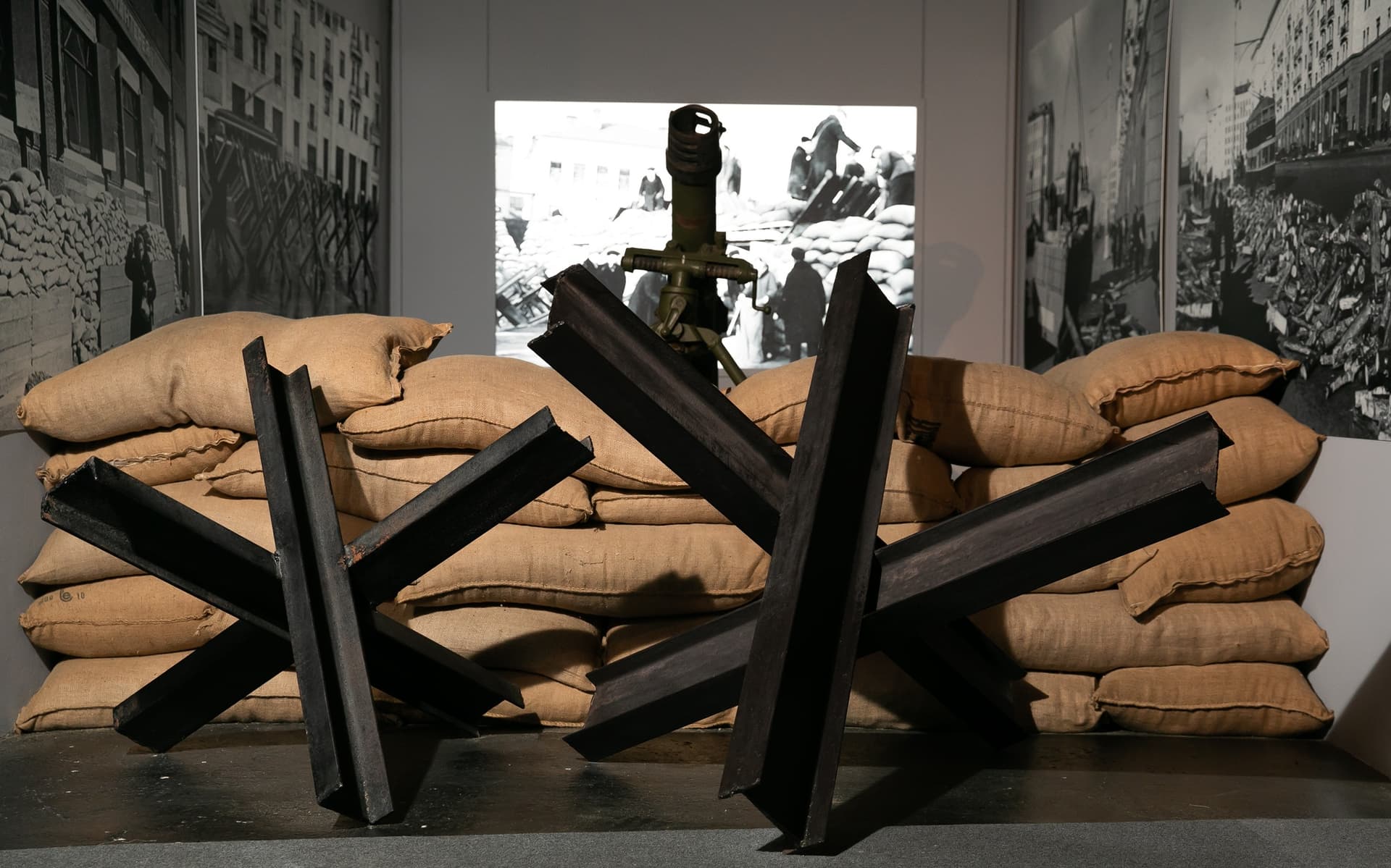 Зал № 3. Инсталляция «Город в осаде»