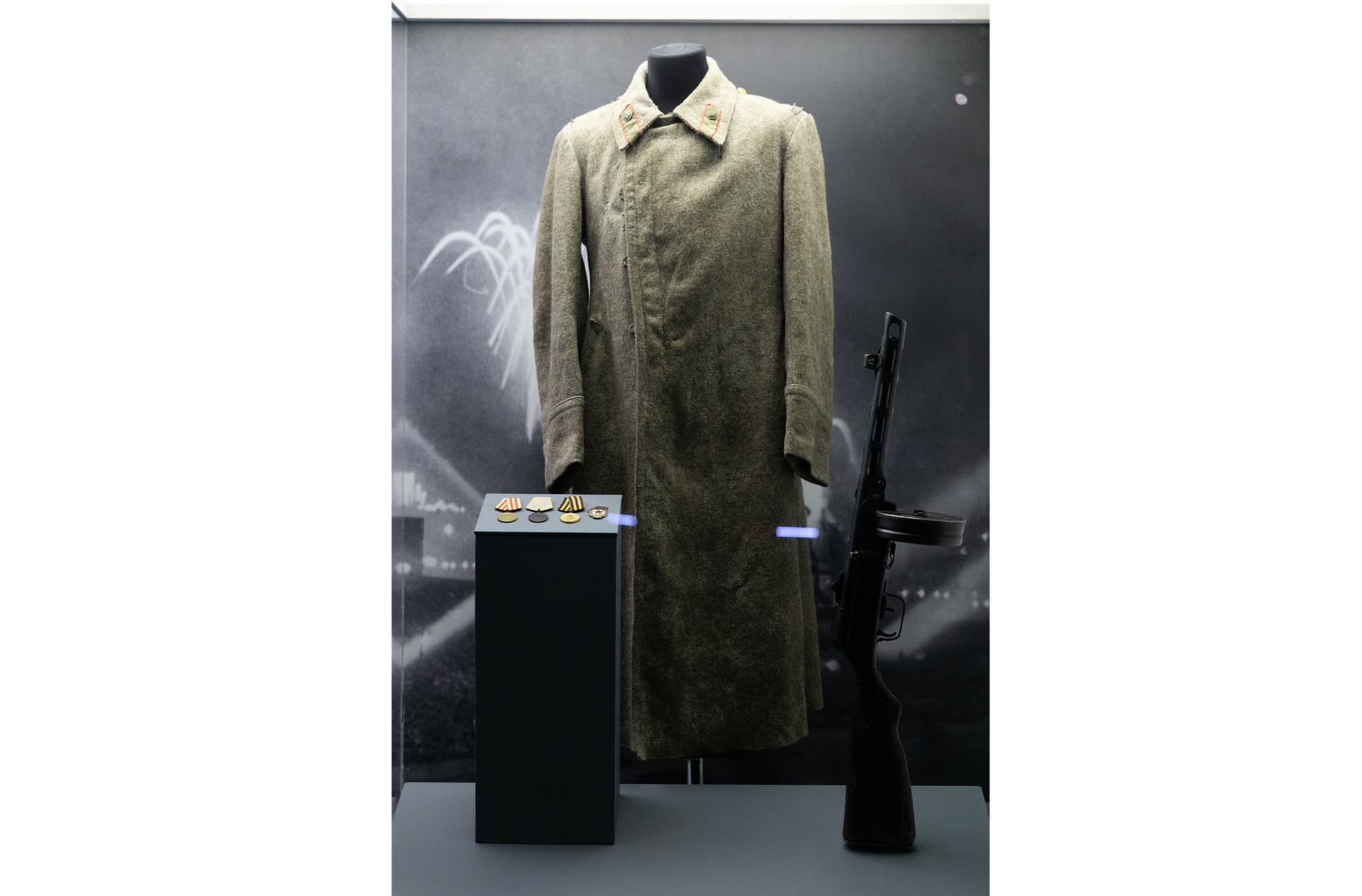 Зал № 5. Шинель рядового М. Н. Махалова. Награды М. Н. Махалова