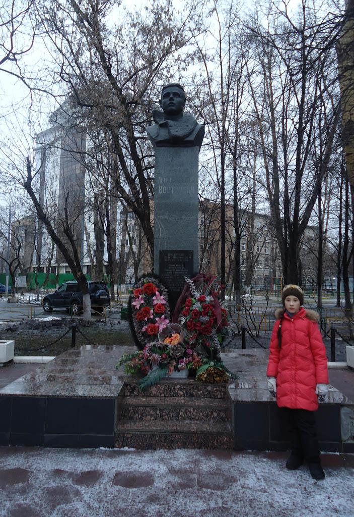 Памятник летчику П.Вострухину