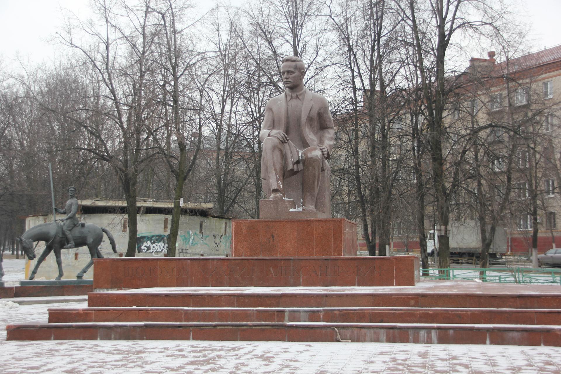 Памятник Михаилу Шолохову.