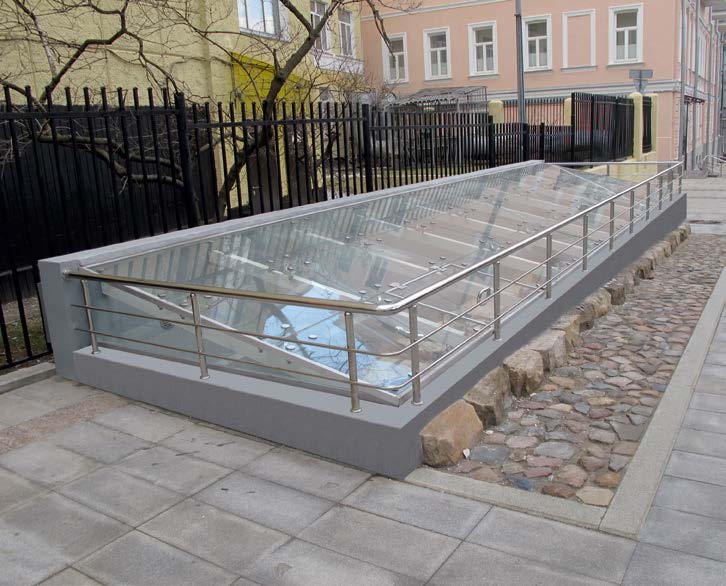 Основание северной галереи храма Николы в Столпах XVII века и части каменной тротуарной вымостки в Малом Златоустинском переулке