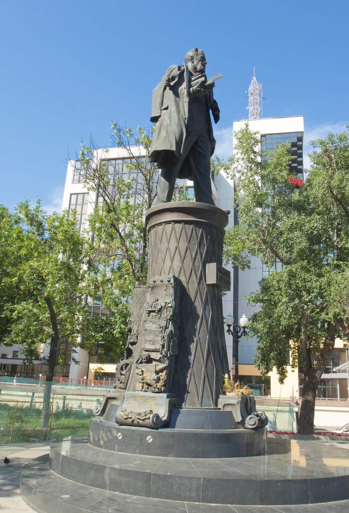 Памятник В.Г. Шухову