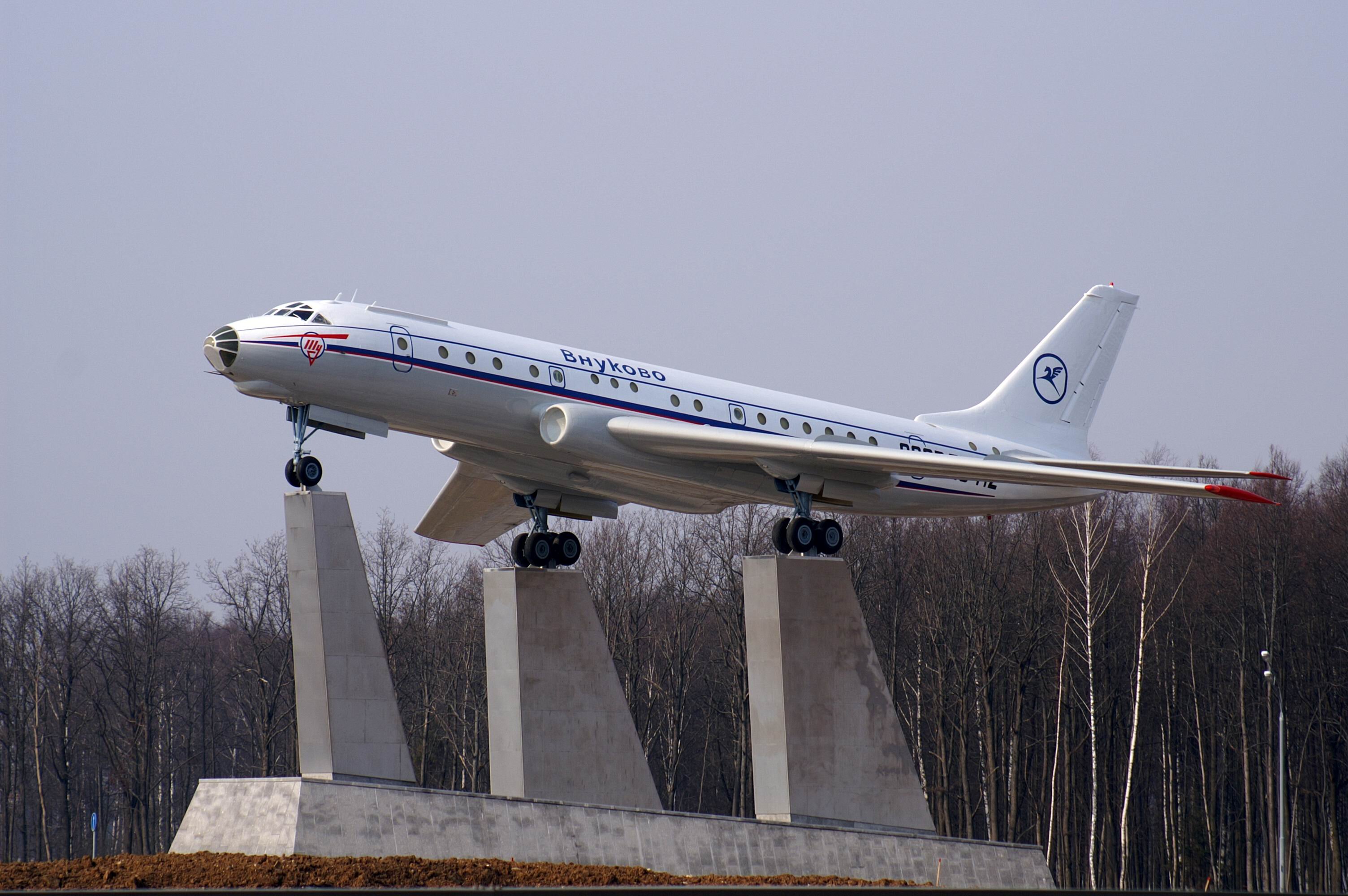 Самолет-памятник Ту-104 во Внуково