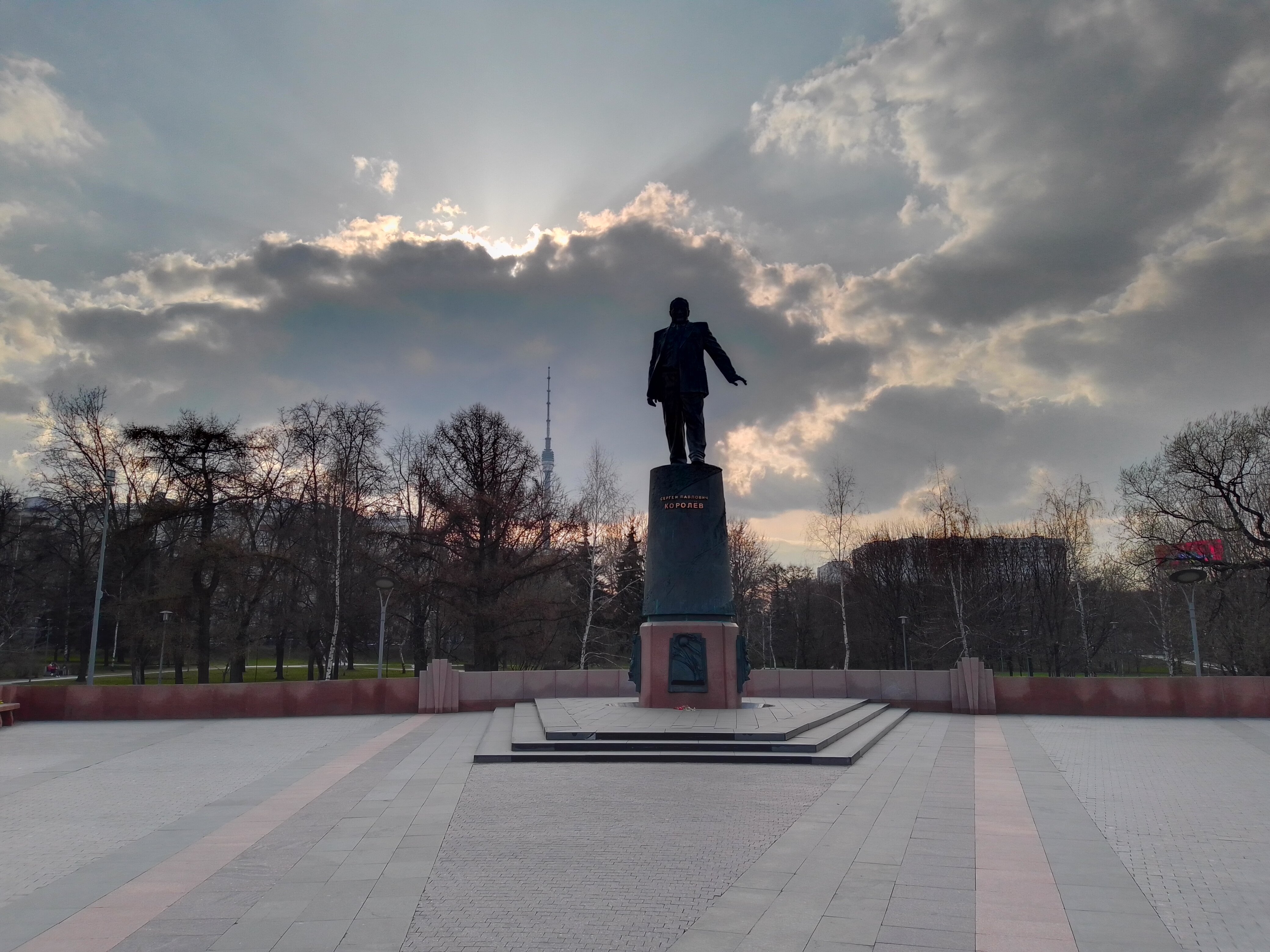 Памятник Сергею Королеву на аллее Космонавтов