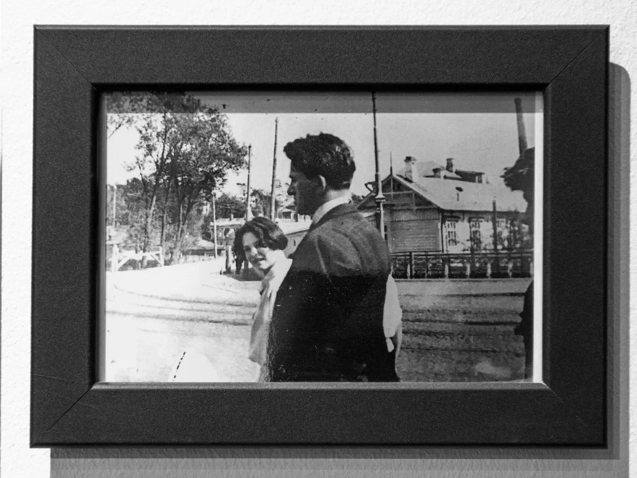 Цифровая копия фотографии. Поэт Владимир Маяковский на Богородском (Богатырском) мосту, 1925