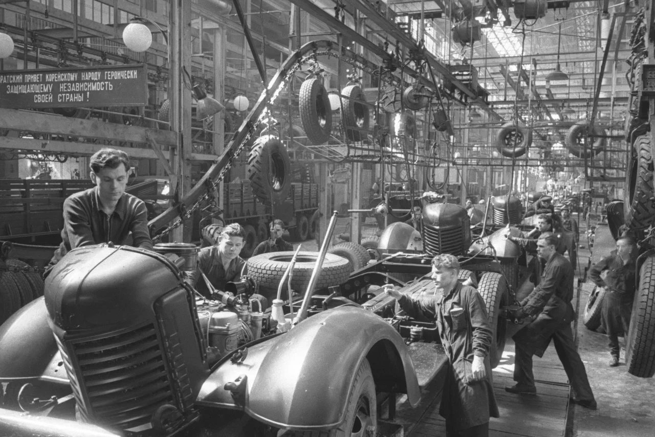 Фотография цеха сборки ЗИС-150