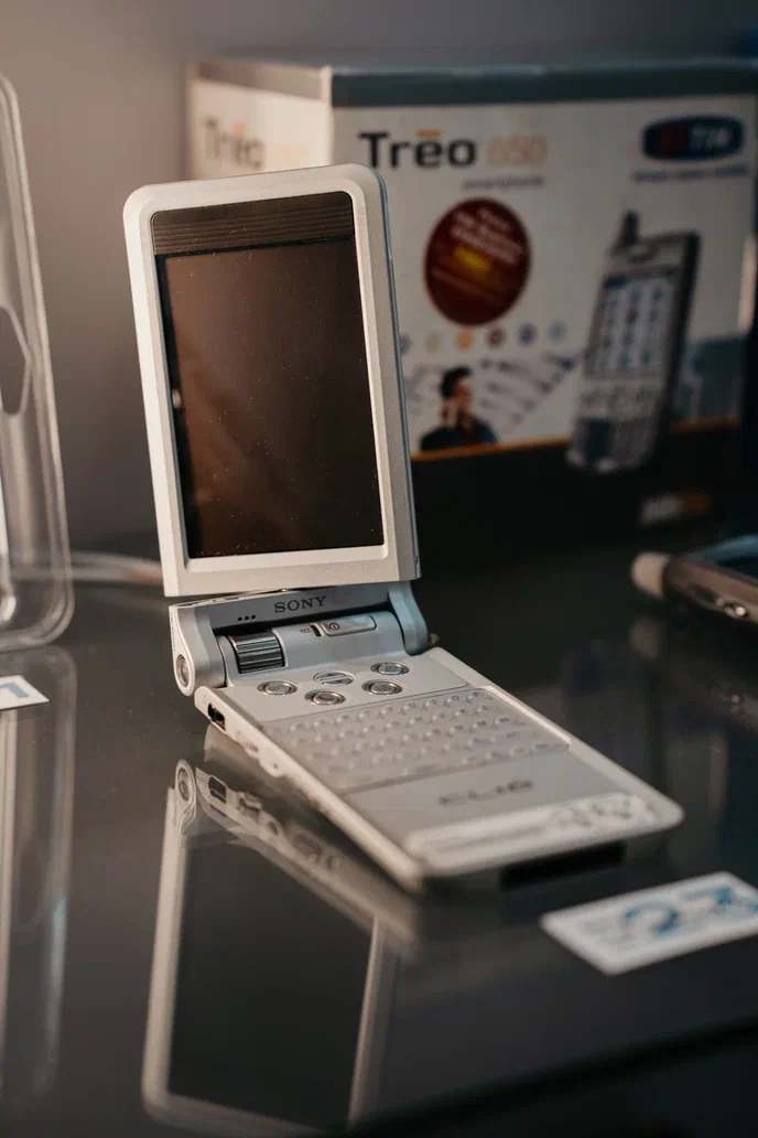 Sony CLIE PEG-NX70V, 2002 г.