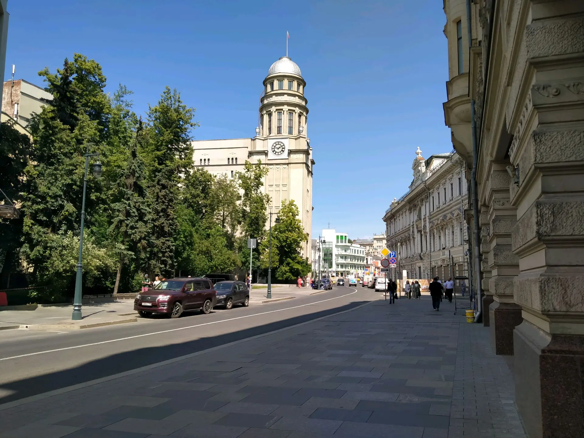 По старинным улицам Китай-города: Никольская и Ильинка — где рождались торговля и образование.