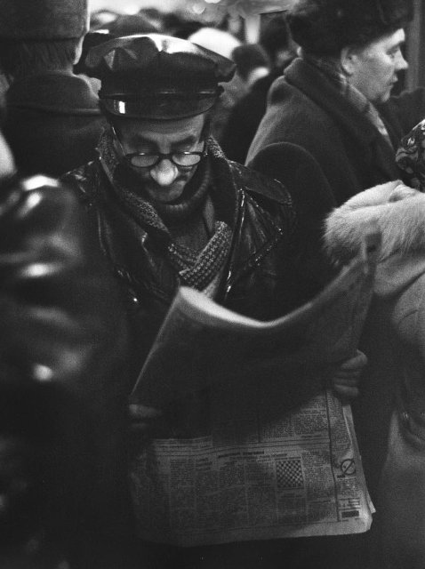 Цифровая фотография. Читающий народ (в метро). 1960-е гг. Дашевский М.А.