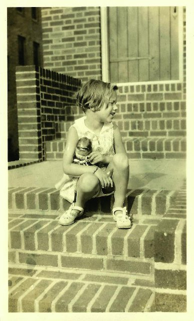 Элен Патриция Джонс (дочь В.Маяковского и  Элли Джонс) на ступеньках дома в Нью-Йорке . Начало 1930-х. Неизвестный фотограф