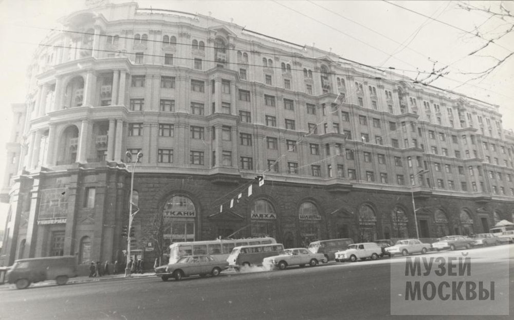 Фотография. Улица Горького, д.25/9. Вид на главный фасад здания. 1977 г. Погребецкий М.