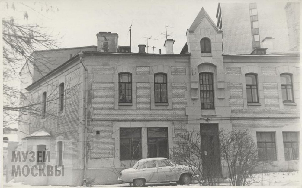 Фотография. Улица Алексея Толстого, д.2/6. Вид на задний и боковой фасады здания. Ноябрь 1973 г. Головкин К.Г.