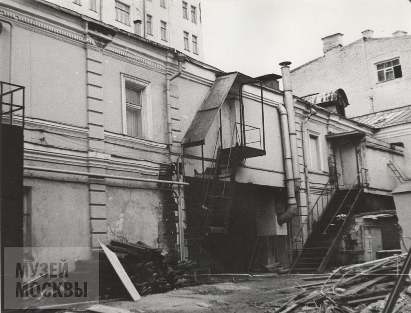 Фотография. Калашный переулок, д.3. Вид на дворовый фасад здания. Ноябрь 1985 г. Панков А.С.