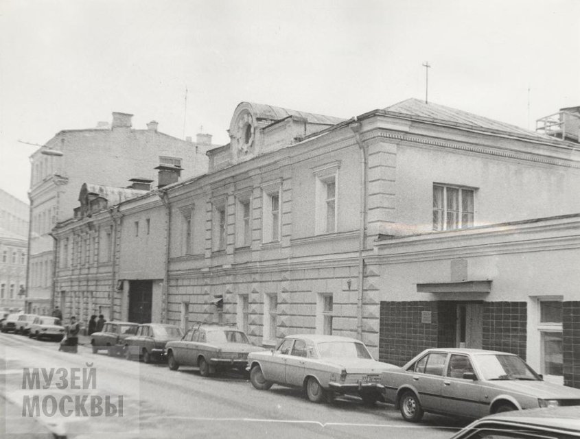 Фотография. Калашный переулок, д.3. Вид на главный фасад здания (главный дом городской усадьбы). Ноябрь 1985 г. Панков А.С.