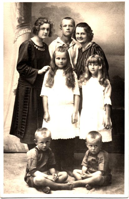Групповая фотография. Семья Зиберт. 1923. Неизвестный фотограф