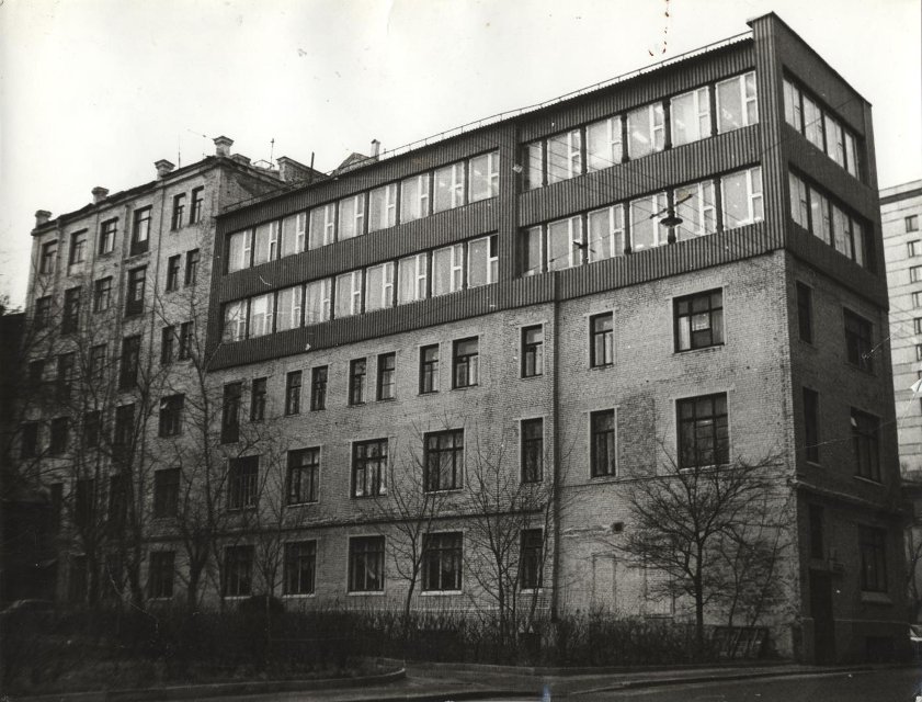 Фотография. Улица Мясковского (сейчас Большой Афанасьевский переулок), д. 3. Вид на главный фасад здания. Ноябрь 1985 г. Панков А.С.