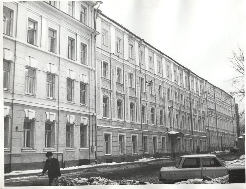 Фотография. Мерзляковский переулок, д.1. Вид на главный фасад здания (средняя часть). Март 1987 г. Панков А.С.