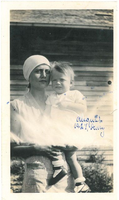 Элли Джонс (урожденная Е.П.Зиберт) и  Элен Патриция Джонс (дочь В.Маяковского и  Элли Джонс). 1927. Неизвестный фотограф