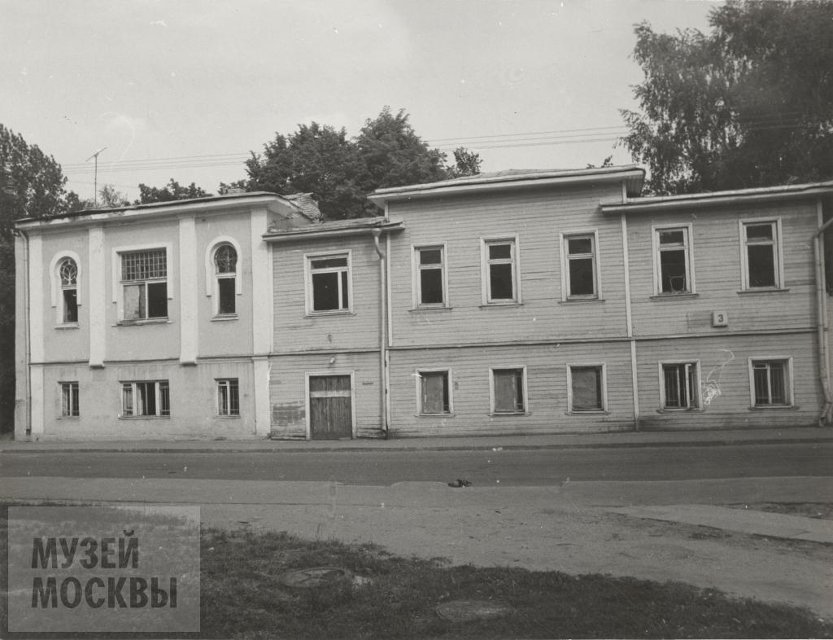 Фотография. 3-ий Зачатьевский переулок, д.3. Вид на главный фасад здания. Июнь 1987 г. Панков А.С.