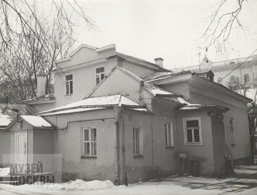 Фотография. Улица Воровского, д.48. Вид на задний и боковой фасады здания. Декабрь 1984 г. Панков А.С.