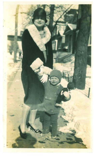 Элли Джонс с дочерью  Элен Патрицией Джонс. 1928. Неизвестный фотограф