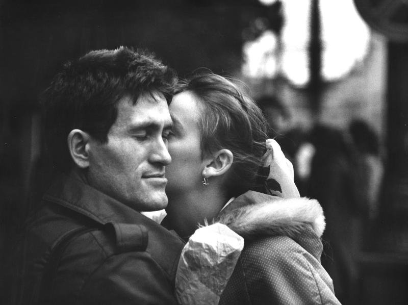 Цифровая фотография. Поцелуй у Белорусского. 1980-е гг. Дашевский М.А.